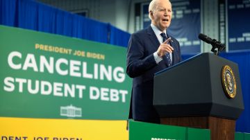 Biden ha impulsado varios planes para cancelar la deuda estudiantil o aliviar sus pagos.