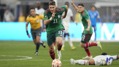 FILE - Mexico's Santiago Gimenez dribbles en route to scoring a goal during the second half of the CONCACAF Gold Cup final soccer match against Panama, Sunday, July 16, 2023, in Inglewood, Calif. Gimenez had a prolific season at Dutch club Feyenoord, making some Mexican watchers believe the team has a shot at winning the Copa America. (AP Photo/Mark J. Terrill, File)