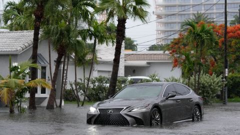 Un automóvil abandonado en una calle inundada en Surfside, Florida.