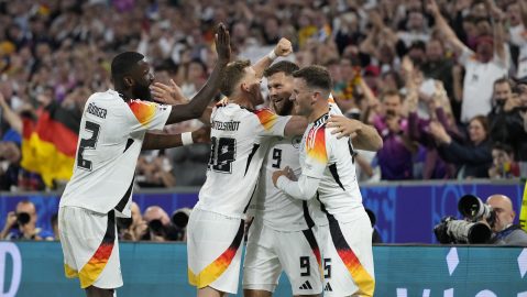 Alemania celebra uno de los tantos en la goleada contra Escocia.
