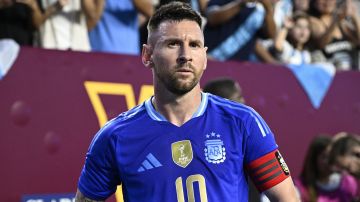 El delantero y capitán argentino Lionel Messi durante el primer tiempo del partido amistoso contra Guatemala, el viernes 14 de junio de 2024, en Landover, Maryland. (AP Foto/Nick Wass)