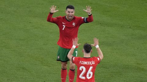 Cristiano Ronaldo celebra con Francisco Conceicao el gol de la victoria de Portugal.