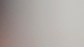 Un trabajador de mantenimiento bebe agua para aliviar el sofocante calor en una calle de Boston.