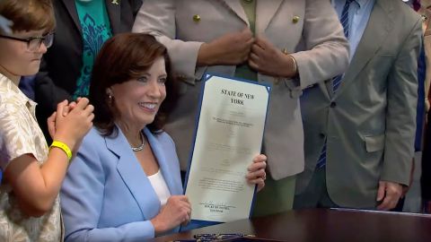 Gobernadora de Nueva York, Kathy Hochul, firma proyectos de ley contra algoritmo adictivo de redes sociales