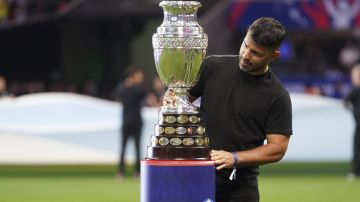 Argentina's former soccer player Sergio Aguero carries the Copa America trophy to the field ahead of a Group A soccer match between Argentina and Canada in Atlanta, Thursday, June 20, 2024. (AP Photo/Jason Allen)