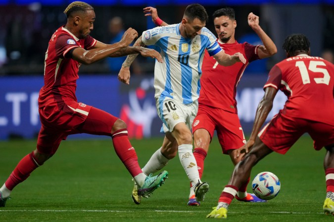 El delantero argentino Lionel Messi en medio de tres defensores de Canadá en el partido que abrió la acción del Grupo A de la Copa América Estados Unidos 2024.