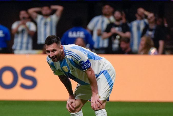 Sobre el cierre del partido Lionel Messi le sirvió un balón largo a Lautaro Martínez para que le pusiera cifras definitivas al encuentro.