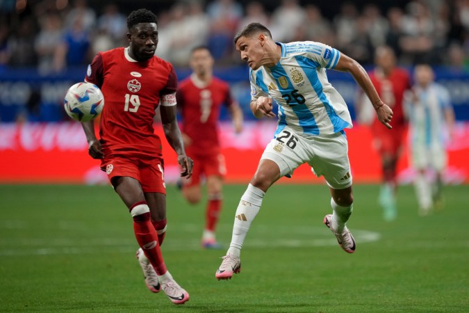 Nahuel Molina, defensor de Argentina en una jugada ante el capitán de Canadá, Alphonso Davies, el mejor jugador del combinado norteamericano.