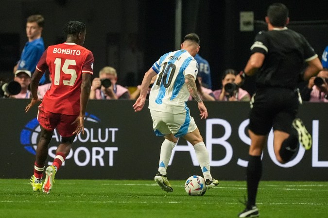 Moise Bombito marcando a Lionel Messi en alguno de los tantos momentos del encuentro entre Canadá y Argentina que abrió el telón de la Copa América Estados Unidos 2024.