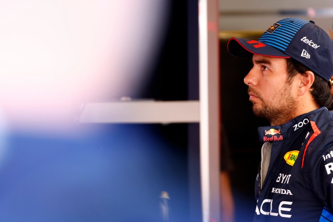 El mexicano Sergio "Checo" Pérez este viernes momentos antes de comenzar con las prácticas libres de cara al Gran Premio de España que se correrá este fin de semana en Cataluña.