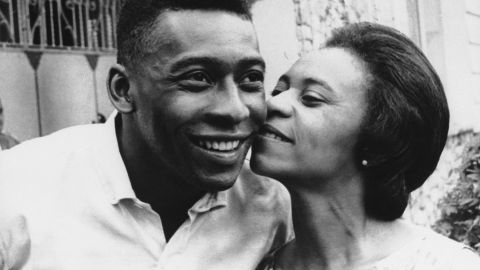 Edson Arantes do Nascimento, también conocido como "Pelé" acompañado de su madre Celeste en Brasil en algún momento del año 1965.