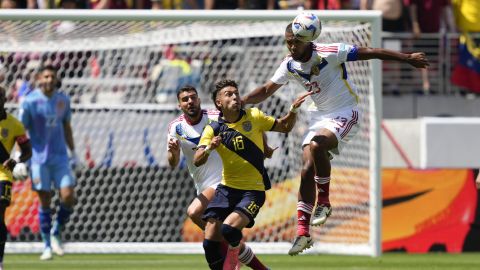 Salomón Rondón cabecea un balón durante el encuentro contra Ecuador en la Copa América.