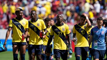 Los jugadores de la Selección de Ecuador retirándose del campo en el Levi's Stadium después de la derrota ante la Vinotinto.