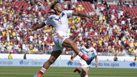 Venezuela's Jhonder Cadiz celebrates scoring his side's first goal against Ecuador during a Copa America Group B soccer match Saturday, June 22, 2024, in Santa Clara, Calif. (AP Photo/Godofredo A. Vásquez)