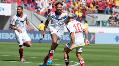 Jhonder Cádiz celebrando con Yeferson Soteldo el primer gol de la Vinotinto en esta Copa América 2024.