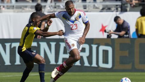 Venezuela's Salomon Rondon, center, is challeged by Ecuador's Carlos Gruezo during a Copa America Group B soccer match Saturday, June 22, 2024, in Santa Clara, Calif. (AP Photo/Godofredo A. Vásquez)