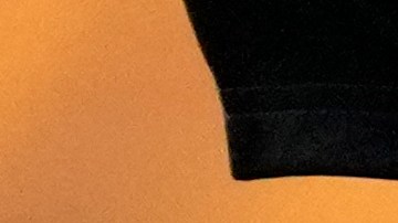 El capitán mexicano Edson Álvarez tendido en el terreno de juego luego de lastimarse el muslo de la pierna derecha.