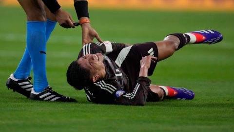 El capitán mexicano Edson Álvarez tendido en el terreno de juego luego de lastimarse el muslo de la pierna derecha.