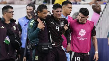 Mexico's Edson Alvarez, center, leaves the pitch after being injured during a Copa America Group B soccer match against Jamaica in Houston, Texas, Saturday, June 22, 2024. (AP Photo/Kevin M. Cox)