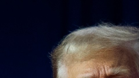 El presidente Biden estará a la derecha en la transmisión del debate y el expresidente Trump a la izquierda.