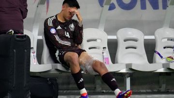 El mediocampista mexicano Edson Álvarez sentado en el banco después de lastimarse en el encuentro ante Jamaica.