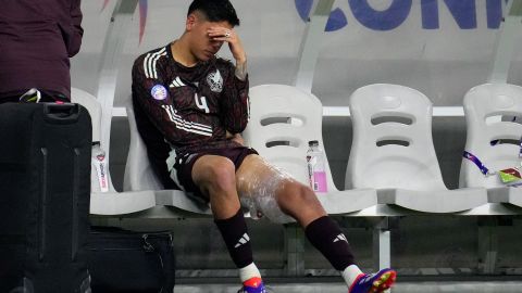 El mediocampista mexicano Edson Álvarez sentado en el banco después de lastimarse en el encuentro ante Jamaica.