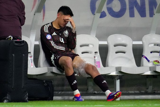 El mediocampista mexicano Edson Álvarez sentado en el banco después de lastimarse en el encuentro ante Jamaica.