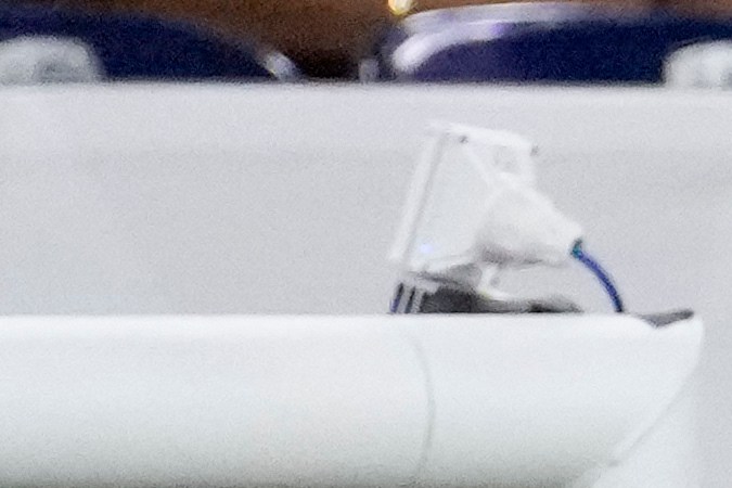 El mediocampista mexicano Edson Álvarez tuvo que abandonar el encuentro ante los jamaicanos en camilla luego de lastimarse el muslo izquierdo.