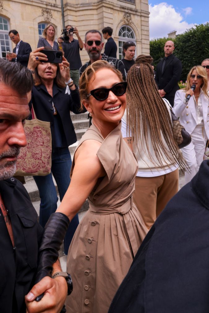 JLo derrocha glamour en París Fashion Week, a pesar de rumores de separación de Ben Affleck