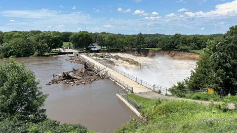 Alerta máxima en Minnesota por posible colapso de una presa de 114 años de antigüedad (Video)