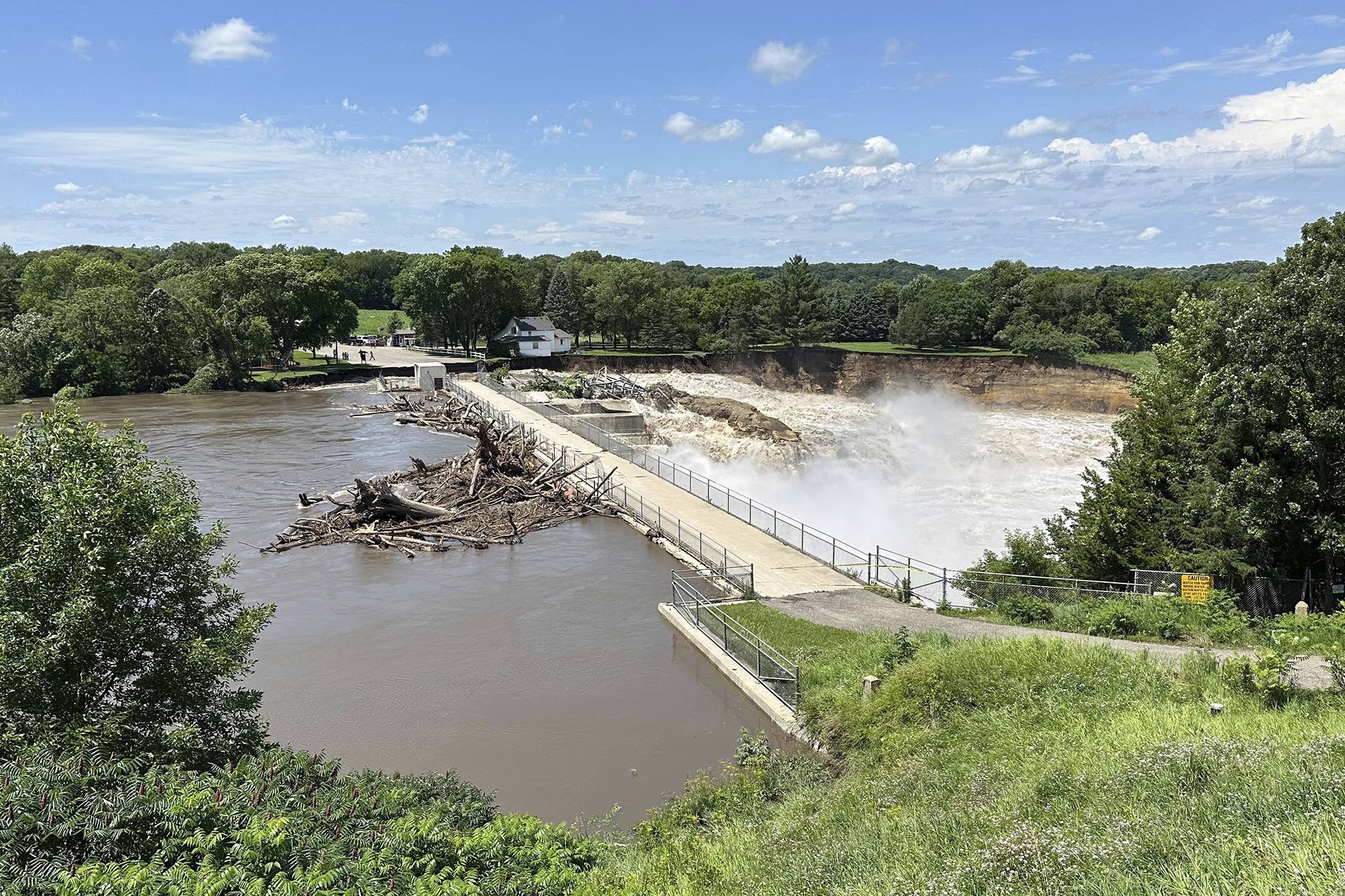 Alerta máxima en Minnesota por posible colapso de una presa de 114 años de antigüedad (Video)