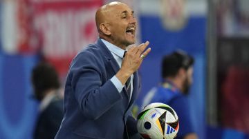 Italy's head coach Luciano Spalletti gestures during a Group B match between Croatia and Italy at the Euro 2024 soccer tournament in Leipzig, Germany, Monday, June 24, 2024. (AP Photo/Petr David Josek)