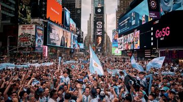 Parte de lo que fue la presencia de la afición argentina en Times Square este lunes.