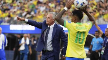 Gustavo Alfaro le da indicaciones a sus jugadores durante el partido contra Brasil.