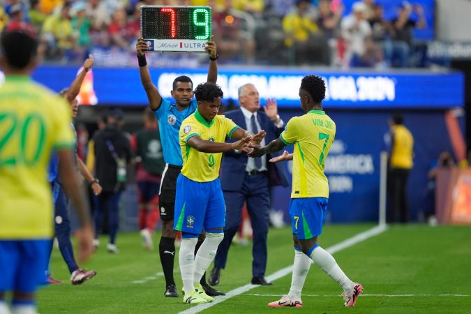 El momento en el que Vinícius Júnior dejó el campo de juego durante el empate sin goles de la Canarinha ante Costa Rica tras ser sustituido para que entrara Endrick.
