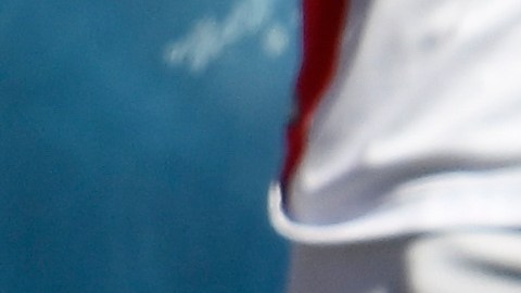 El árbitro guatemalteco Humberto Panjol abandonando el campo de juego en una camilla.