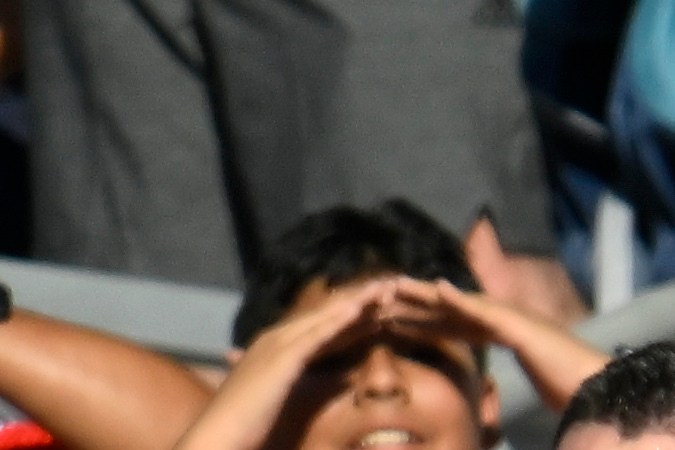 El momento en el que es atendido por los médicos el árbitro asistente Humberto Punjol quien no pudo terminar el encuentro tras desplomarse en el cierre de la primera parte del partido.