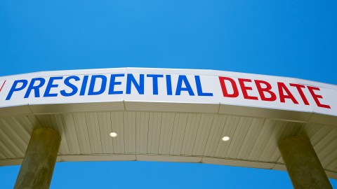Los carteles del debate presidencial de Biden y Trump pueden verse en diferentes lugares de Atlanta.