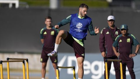 Mexico's Santiago Giménez warms up during practice Tuesday, June 25, 2024, in Los Angeles ahead of the team's Copa América soccer match against Venezuela on Wednesday. (AP Photo/Mark J. Terrill)