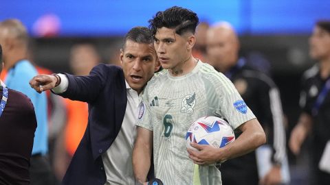 Mexico coach Jaime Lozano talks to Gerardo Arteaga during a Copa America Group B soccer match Wednesday, June 26, 2024, in Inglewood, Calif. (AP Photo/Mark J. Terrill)