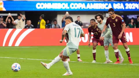 Mexico's Orbelin Pineda misses on a penalty kick during a Copa America Group B soccer match against Venezuela, Wednesday, June 26, 2024, in Inglewood, Calif. (AP Photo/Mark J. Terrill)