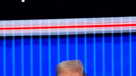 Donald Trump y Joe Biden durante el debate organizado por CNN.