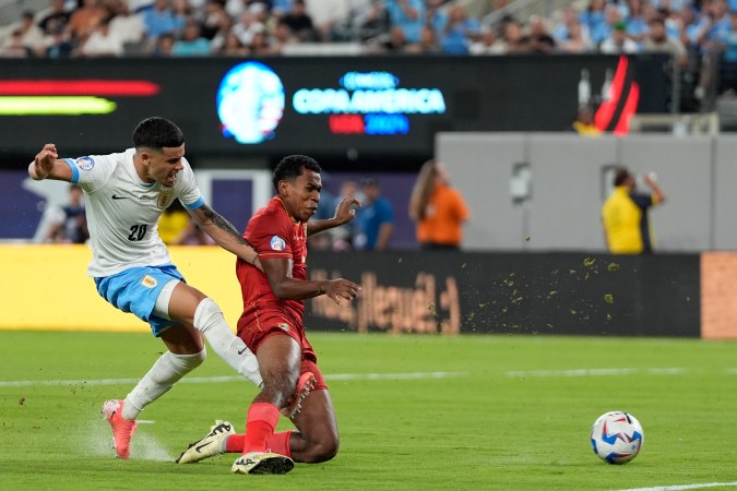 Maxi Araújo fue el encargado de anotar el tercer tanto en el marcador a favor de Uruguay en la contundente victoria conseguida el jueves ante Bolivia en New Jersey.