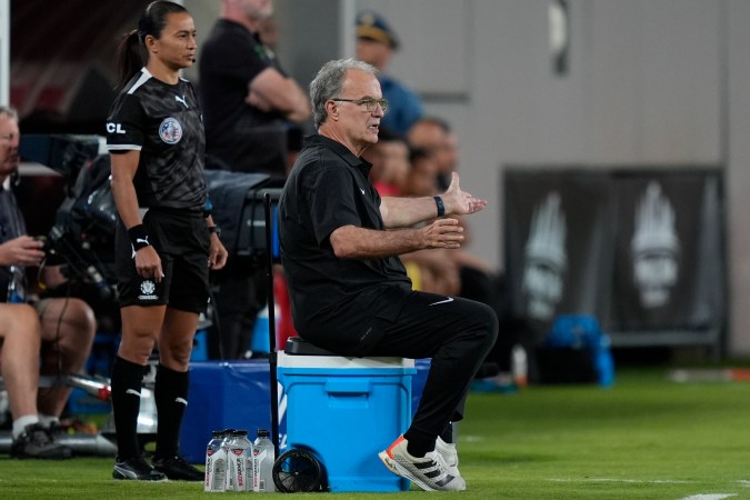 Marcelo Bielsa al costado del campo durante la victoria de la Selección de Uruguay ante Bolivia en su segunda presentación en la Copa América 2024.