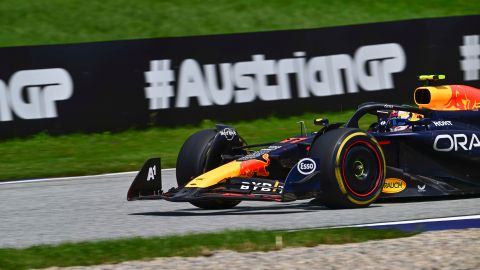 El mexicano Sergio "Checo" Pérez durante la primera sesión de entrenamientos libres de cara al Gran Premio de Austria.