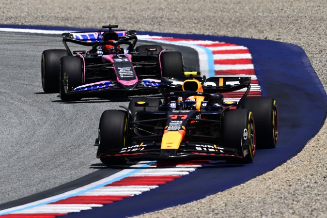 Sergio "Checo" Pérez por delante del francés de la escudería Alpine, Esteban Ocon, durante un momento de la primera sesión de entrenamientos libres del Gran Premio de Austria.