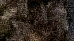 Un hombre sin hogar duerme en una acera del Parque McArthur en Los Ángeles.