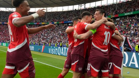 Los jugadores de la Selección de Suiza celebrando uno de los goles en la victoria sobre Italia.