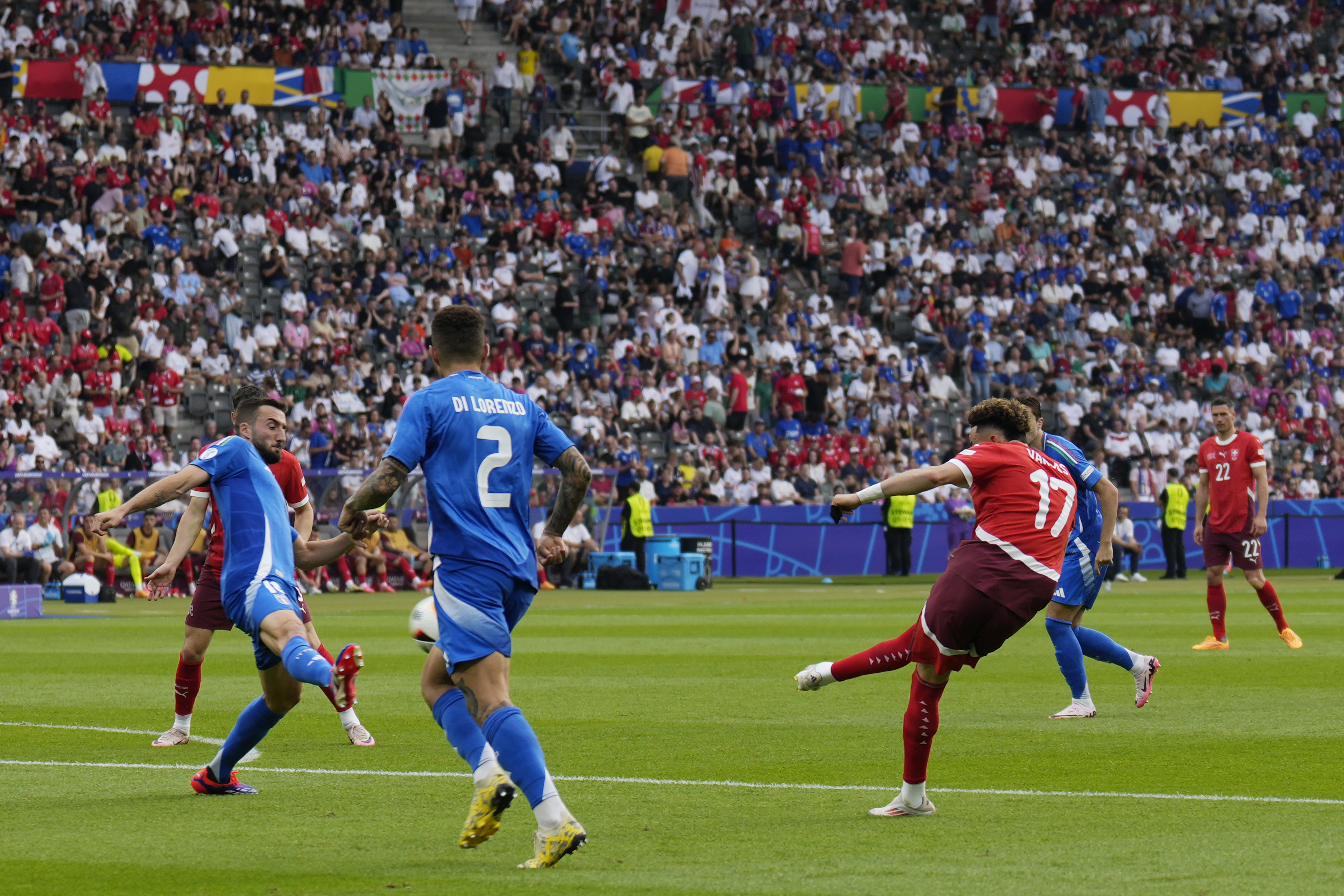 El momento del golazo anotado por Rubén Vargas para sentenciar la victoria de la Selección de Suiza que dio la primera sorpresa de los octavos de final de la Eurocopa 2024.