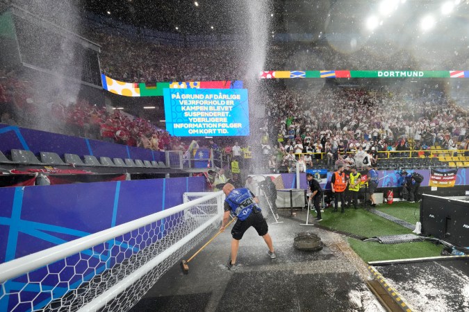 La intensa lluvia que apareció durante el primer tiempo en Dortmund acompañada de numeroso rayos lo que obligó a detener las acciones en el partido entre alemanes y daneses por varios minutos.